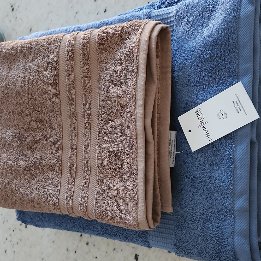Set of oversize and regular bath towels